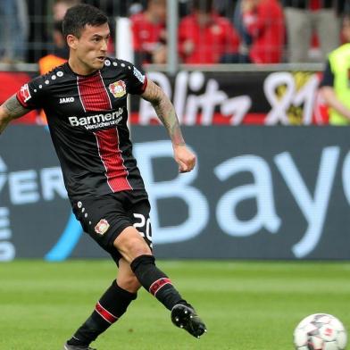  Leverkusens Chilean midfielder Charles Mariano Aránguiz plays the ball during the German first division Bundesliga football match between Bayer Leverkusen and RB Leipzig in Leverkusen, western Germany, on April 6, 2019. (Photo by HASAN BRATIC / AFP) / RESTRICTIONS: DFL REGULATIONS PROHIBIT ANY USE OF PHOTOGRAPHS AS IMAGE SEQUENCES AND/OR QUASI-VIDEOEditoria: SPOLocal: LeverkusenIndexador: HASAN BRATICSecao: soccerFonte: AFPFotógrafo: STR