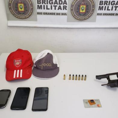 Um rapaz de 21 anos foi preso em flagrante por porte ilegal de arma de fogo em Caxias do Sul na manhã desta terça-feira (14). Ele estava com um revólver calibre .38 dentro de um Ka que foi abordado no bairro Marechal Floriano.<!-- NICAID(14476883) -->