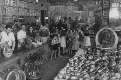 Armazém de secos & molhados dos Irmãos Calcagnotto nos anos 1940, na esquina das Ruas Visconde de Pelotas e Sinimbu, onde funcionou o Armarinhos Caxias <!-- NICAID(14475932) -->