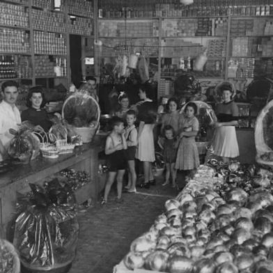 Armazém de secos & molhados dos Irmãos Calcagnotto nos anos 1940, na esquina das Ruas Visconde de Pelotas e Sinimbu, onde funcionou o Armarinhos Caxias <!-- NICAID(14475932) -->