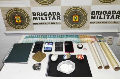 Homem e jovem são presos por tráfico de drogas em Serafina Corrêa <!-- NICAID(14477172) -->