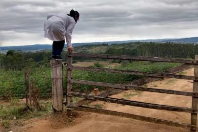 A agente de saúde Vania Schuaste, fotografada pela colega Daiane Coimbra em arroio dos Ratos. Pulou a cerca para vacinar dois idosos contra a gribem em suas casas. <!-- NICAID(14477171) -->