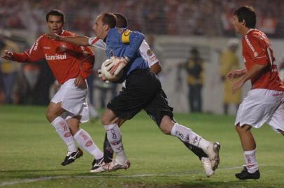 *** Emerson Souza - Inter 2 ***Internacional e São Paulo jogam a última partida da Copa Libertadores da América 2006 no estádio Beira-Rio, em Porto Alegre. O São Paulo já foi campeão três vezes, enquanto o Inter vai em busca da sua primeira conquista. Goleiro do São Paulo, Rogério Ceni.<!-- NICAID(1830861) -->