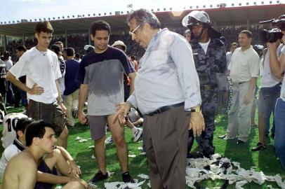 TORCIDA RIO DE JANEIRO 30/12/2000 ESPORTES  COPA JOAO HAVELANGETORCIDA RIO DE JANEIRO 30/12/2000 ESPORTES  COPA JOAO HAVELANGETORCIDA RIO DE JANEIRO 30/12/2000 ESPORTES  COPA JOAO HAVELANGETORCIDA RIO DE JANEIRO 30/12/2000 Confusão na final da Copa João Havelange, em São Januário, no jogo entre Vasco e São Caetano. Na foto, Eurico Miranda ordena que o torcedor ferido se levante e saia do campo para que o jogo recomece.FDNÃO PUBLICADAESPORTES  COPA JOAO HAVELANGETORVASCO RIO DE JANEIRO 30/12/2000 ESPORTES  COPA JOAO HAVELANGE  JOGO VALIDO PELA FINAL DA COPA JOAO HAVELANGE ENTRE AS EQUIPES DO VASCO DA GAMA  XX   SAO CAETANO  NO ESTADIO DE SAO JANUARIO.ALAMBRADO DESABA DURANTE JOGO/EURICO MIRANDA    FOTO DIGITAL MONICA ZARATTINI/AE 5.7MB#PÁGINA:48 Fonte: AE Fotógrafo: MONICA ZARATTNI<!-- NICAID(685227) -->