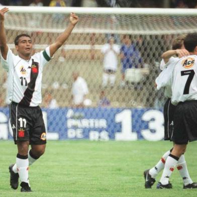 Jogador Romário (e) e Juninho (d, com camisete 7), comemorando gol na vitória do Vasco da Gama por 4 x 3 contra o Cruzeiro pelas semifinais da Copa João Havelange 2000.BH 23/12/2000 - CRUZEIRO X VASCO - O JOGADOR ROMARIO DO VASCO COMEMORA O  ULTIMO GOL DO VASCO CONTRA CRUZEIRO, PELA COPA JOvO HAVELANGE,NO ESTADIO DO MINEIRvO. TELEFOTO HOJE EM DIA FOTO: BETO MAGALHvES#PÁGINA:58Foto não publicada. Fonte: Hoje em Dia Fotógrafo: Beto Magalhães<!-- NICAID(684799) -->