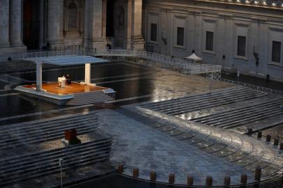  Pope Francis (Rear L) presides over a moment of prayer on the sagrato of St Peters Basilica, the platform at the top of the steps immediately in front of the façade of the Church, to be concluded with the Pope giving the Urbi et Orbi Blessing, on March 27, 2020 at the Vatican. (Photo by YARA NARDI / POOL / AFP)Editoria: RELLocal: Vatican CityIndexador: YARA NARDISecao: popeFonte: POOLFotógrafo: STR<!-- NICAID(14463260) -->