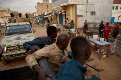 SSNPS (South Sudan National Police Service) police drive on pickup trucks while patrolling the streets of Juba, South Sudan on April 9, 2020. - South Sudanese police are enforcing a night curfew which was recently introduced by the government in order to slow the spread of the COVID-19 coronavirus. (Photo by Alex McBride / AFP)<!-- NICAID(14477268) -->