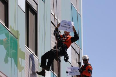  PORTO ALEGRE, RS, BRASIL, 15-04-2020: Alpinistas escalam hospital Moinhos de Vento e prestam homenagem com faixa e cartazes aos profissionais da saúde que atuam no combate a covid-19. (Foto: Mateus Bruxel / Agência RBS)Indexador: Mateus Bruxel<!-- NICAID(14477352) -->