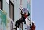 Alpinistas escalam hospital de Porto Alegre para homenagem a profissionais de saúde 