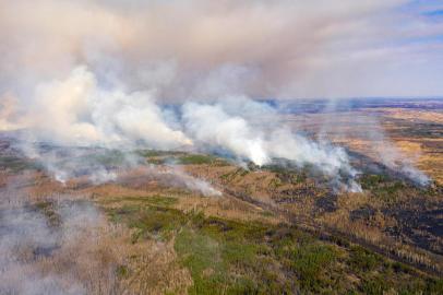  This aerial picture taken on April 12, 2020 shows a forest fire burning at a 30-kilometer (19-mile) Chernobyl exclusion zone in Ukraine, not far from the nuclear power plant. - Some 400 firefighters battle a blaze that broke out on April 4, 2020 in the wooded zone around the ruined Chernobyl reactor that exploded in 1986 in the worlds worst nuclear accident. (Photo by Volodymyr Shuvayev / AFP)Editoria: DISLocal: ChernobylIndexador: VOLODYMYR SHUVAYEVSecao: fireFonte: AFPFotógrafo: STR<!-- NICAID(14477565) -->