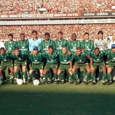 Campeonato Gaúcho 1998 Internacional x JuventudeJuventude campeão do Gauchão 98 - fotos de ARQUIVO 07/06/1998Na foto, os jogadores do Ju posam para o poster oficial.contato: 37724 (pasta da final  Gauchão 98)<!-- NICAID(2795586) -->