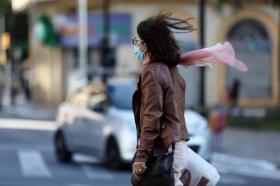  PORTO ALEGRE, RS, BRASIL - 15.04.2020 - Ambiental de tempo frio, na Capital. (Foto: Jefferson Botega/Agencia RBS)Indexador: Jefferson Botega<!-- NICAID(14477811) -->