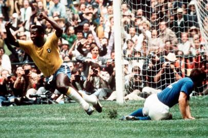 Pelé, na Copa do México de 1970. Pelé é um dos retratados no programa Duelo de Craques, do History Chanel. <!-- NICAID(13566747) -->