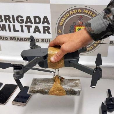 release: O Serviço de Inteligência da Brigada Militar frustrou a ação de criminosos que entregariam drogas na Penitenciária Estadual de Caxias do Sul, na localidade do Apanhador.O flagrante ocorreu tarde desta quarta-feira (15/04), quando PMs monitoravam o entorno da casa prisional aguardando a confirmação do alerta de tráfico de entorpecentes. Por volta das 16h o veículo suspeito se aproximou e foi abordado pelos policiais.  Durante a revista foram apreendidos celulares, balança de precisão, 400g cocaína, sete tijolos de maconha** e um drone, avaliado em  cerca de 7 mil reais que seria usado para transportar a droga.<!-- NICAID(14478356) -->