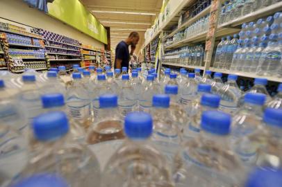  PORTO ALEGRE,RS,BRASIL - 04-02-2014. Fazer fotos do setor de água mineral de um supermercado. A ideia é fazer fotos, sem identificar o supermercado, mostrando as prateleiras com água mineral (mostrando inclusive falta de produto, se houver). Podemos tentar detalhes de algumas garrafas de água em primeiro plano também. ( FOTO: LAURO ALVES/AGENCIA RBS/ECONOMIA)<!-- NICAID(10201106) -->