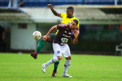 CAXIAS DO SUL, RS, BRASIL, 16/02/2020. SER Caxias x Ypiraga, jogo válido pela semifinal Taça Cel. Ewaldo Poeta, primeiro turno do Campeonato Gaúcho 2020 (Gauchão 2020), realizado no estádio Centenário. Atacante Gilmar (D). (Porthus Junior/Agência RBS)<!-- NICAID(14421118) -->