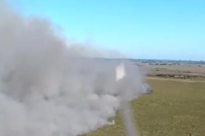 Equipes do Corpo de Bombeiros e órgãos públicos estão trabalhando para controlar um incêndio que atinge uma área de Proteção Ambiental na região entre Glorinha e Santo Antônio da Patrulha. As chamas já estavam sendo combatidas há pelo menos três dias na região do Banhado Grande, mas voltaram a se alastrar nesta quinta-feira em função do vento. 