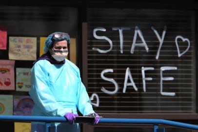 Coronavirus Pandemic Causes Climate Of Anxiety And Changing Routines In AmericaJERICHO, NEW YORK - APRIL 06: A Medical professional looks on at a drive-thru coronavirus testing site run by ProHealth Care on April 06, 2020 in Jericho, New York. The World Health Organization declared coronavirus (COVID-19) a global pandemic on March 11th.   Al Bello/Getty Images/AFPEditoria: HTHLocal: JerichoIndexador: AL BELLOSecao: DiseaseFonte: GETTY IMAGES NORTH AMERICAFotógrafo: STF<!-- NICAID(14472890) -->