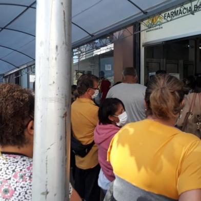 Na tarde desta quinta-feira (16), aglomerações ocorreram em frente a Farmácia Básica Municipal, que localiza-se na Rua Sinimbu, nº 2.231, em Caxias do Sul. De acordo com Álvaro Kervald, caxiense que faz parte do grupo de risco para covid-19, por ter doença crônica, havia mais de 100 pessoas na fila. <!-- NICAID(14478678) -->