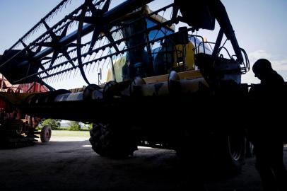  CAPAO DO LEAO, RS, BRASIL, 20/02/2019: Preparacao de maquinas para a colheita de arroz na Fazenda Santo Antonio, em Capao do Leao. (Foto: Mateus Bruxel / Agencia RBS)<!-- NICAID(13964779) -->