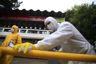  PORTO ALEGRE, RS, BRASIL - 16.04.2020 - Comando Conjunto Sul (Marinha do Brasil, Exército Brasileiro e Força Aérea) e Polícia Rodoviária Federal (PRF) realizarão uma ação de descontaminação nas áreas externas e no entorno do Hospital Conceição, em Porto Alegre. (Foto: Tadeu Vilani/Agencia RBS)<!-- NICAID(14478823) -->