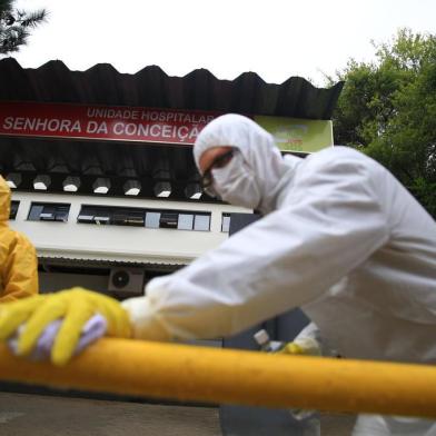  PORTO ALEGRE, RS, BRASIL - 16.04.2020 - Comando Conjunto Sul (Marinha do Brasil, Exército Brasileiro e Força Aérea) e Polícia Rodoviária Federal (PRF) realizarão uma ação de descontaminação nas áreas externas e no entorno do Hospital Conceição, em Porto Alegre. (Foto: Tadeu Vilani/Agencia RBS)<!-- NICAID(14478823) -->