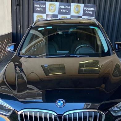 Menos de 24 horas após o crime, a Polícia Civil prendeu um homem de 32 anos com uma BMW X1 roubada e diversas porções de drogas em Caxias do Sul. O flagrante aconteceu no bairro Jardim América.<!-- NICAID(14478853) -->