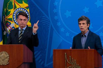 O presidente Jair Bolsonaro e o novo ministro da SaÃºde, Nelson Teich, durante pronunciamento no PalÃ¡cio do Planalto<!-- NICAID(14479191) -->