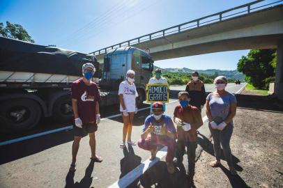  SANTO ANTÔNIO DA PATRULHA, RS, BRASIL - 16.04.2020 - A família que ajuda os caminhoneiros. Na imagem: Jeferson, Rodrigo,, João Vitor , Maria Luiza , Jenifer, Patric,  Ênio e  Luiz. (Foto: Omar Freitas/Agencia RBS)Indexador: Omar Freitas<!-- NICAID(14478769) -->