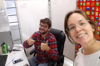 Carlos Augusto Ilgenfritz e Mayara Floss, médicos residentes em Medicina de Família e Comunidade do Grupo Hospitalar Conceição e criadores do programa Fica em Casa, para a comunidade do posto de saúde Costa e Silva.<!-- NICAID(14478690) -->