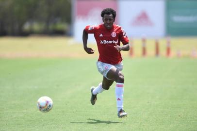 O lateral-esquerdo Moisés participa de jogo-treino do Inter contra o São José no CT Parque Gigante.