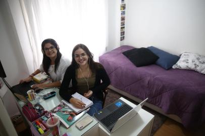  PORTO ALEGRE, RS, BRASIL - 16.04.2020 - Desafios do EAD - cases do Colégio Santa Inês/Ensino Fundamental. Na imagem: Estudante Martina Leão (14 anos) e a mãe Juliana. (Foto: Jefferson Botega/Agencia RBS)Indexador: Jefferson Botega<!-- NICAID(14479103) -->