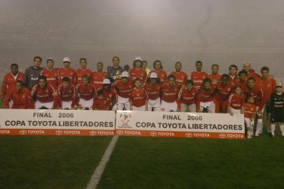 *** F.Gomes - Inter x SPO 1 ***Internacional e São Paulo jogam a última partida da Copa Libertadores da América 2006 no estádio Beira-Rio, em Porto Alegre. O São Paulo já foi campeão três vezes, enquanto o Inter vai em busca da sua primeira conquista.Inter posa para foto oficial. Ao fundo, a fumaça dos sinalizadores da torcida que paralisaria o jogo logo no início.-CRÉDITO FOTÓGRAFO: Fernando Gomes, Agência RBS, 16/08/2006<!-- NICAID(1830879) -->