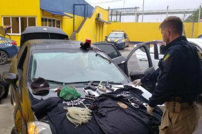 Bandidos são presos pela PRF com armas e camisetas da Polícia Civil na freeway, em Porto Alegre<!-- NICAID(14479980) -->