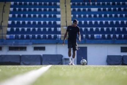  PORTO ALEGRE, RS, BRASIL - 2020.04.15 - O jogador confinado em um estádio. Diego Bustos, colombiano de 18 anos do São José, não conseguiu voltar para casa na quarentena e, por isso, mora e treina sozinho no estádio Passo DAreia. (Foto: ANDRÉ ÁVILA/ Agência RBS)Indexador: Andre Avila<!-- NICAID(14477954) -->