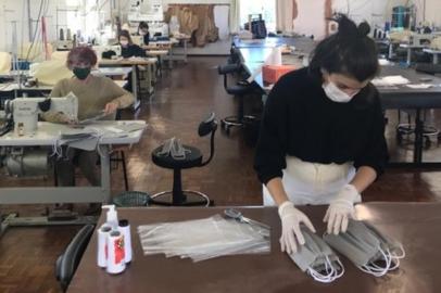 Curso de Moda e Diretório Acadêmico realizam mutirão para confecção de máscaras. Equipamentos de proteção individual serão doados ao Hospital Geral para uso da comunidade que acessa os ambientes da Instituição<!-- NICAID(14480282) -->