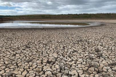 Produtor de Encruzilhada do Sul mostra área onde havia açude sob impacto da estiagem.<!-- NICAID(14480291) -->