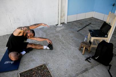  PORTO ALEGRE, RS, BRASIL, 16-04-2020: O professor de crossfit Cristiano Assunção durante a aula através do aplicativo Zoom na casa onde mora com a mãe dele, no bairro Sarandi, na zona norte. (Foto: Mateus Bruxel / Agência RBS)Indexador: Mateus Bruxel<!-- NICAID(14478541) -->