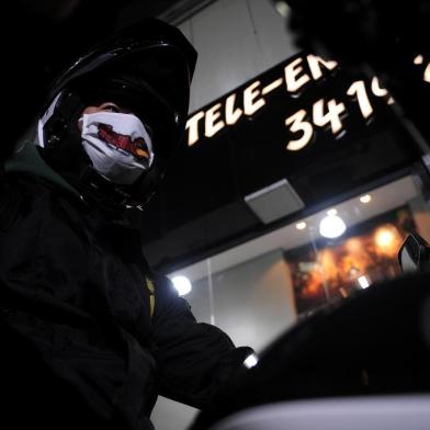 CAXIAS DO SUL, RS, BRASIL, 14/04/2020 - Isolamento social ressignifica e aumenta demanda pelo serviço de motoboys em Caxias do Sul. NA FOTO: Ludiano Bergozza, 42, realiza entregas há dois anos para o Tonico Lanches e há oito anos trabalha como motoboy. (Marcelo Casagrande/Agência RBS)<!-- NICAID(14477077) -->