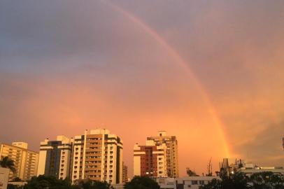 Arco-íris no céu de Porto Alegre. Foto: Samuel Vettori/Agência RBS<!-- NICAID(14359961) -->