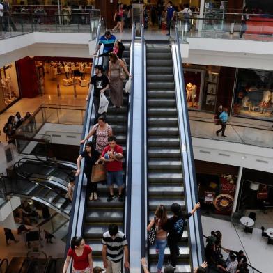  CAXIAS DO SUL, RS, BRASIL, 09/12/2012 - A pouco mais de duas semanas do Natal, caxienses lotam os shoppings e o comércio de rua para iniciarem as suas compras. Na foto o Shopping San Pellegrino Shopping Mall<!-- NICAID(8893012) -->