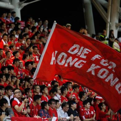  A Hong Kong Fan waves a flag that reads Die for Hong Kong during a world cup qualifier at Mong Kok stadium in Hong Kong on November 17, 2015. Hong Kong fans booed the anthem they share with China on Tuesday while some turned their backs and held up boo signs in a show of defiance before a crunch World Cup football qualifier with their mainland rivals.. AFP PHOTO / ISAAC LAWRENCE (Photo by Isaac Lawrence / AFP)Editoria: SPOLocal: HONG KONGIndexador: ISAAC LAWRENCESecao: soccerFonte: AFPFotógrafo: STR<!-- NICAID(14481495) -->