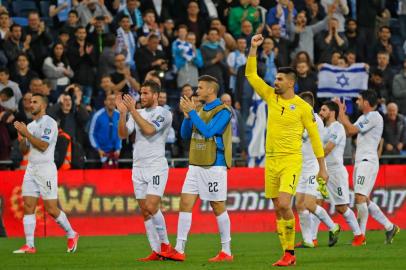  Israels players greet the fans after their victory during the Euro 2020 Group G football qualification match between Israel and Austria at the Sammy Ofer Stadium in Haifa on March 24, 2019. (Photo by Jack GUEZ / AFP)Editoria: SPOLocal: HaifaIndexador: JACK GUEZSecao: soccerFonte: AFPFotógrafo: STF<!-- NICAID(14481497) -->