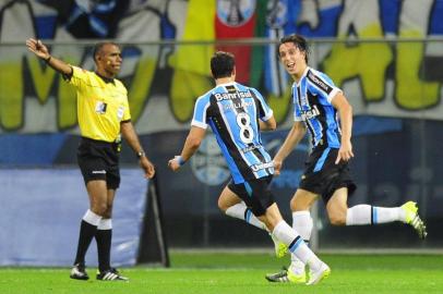  PORTO ALEGRE, RS, BRASIL - 09-08-2015 - Grêmio e Inter se enfrentam na Arena, pela 17ª rodada do Brasileirão. Gre-Nal de 407 (FOTO: DIEGO VARA/AGÊNCIA RBS)Jogador Giuliano abre o placar da partida, Inter 0x1 Grêmio<!-- NICAID(11602955) -->