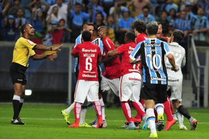  PORTO ALEGRE, RS, BRASIL - 09-08-2015 - Grêmio e Inter se enfrentam na Arena, pela 17ª rodada do Brasileirão. Gre-Nal de 407 (FOTO: FERNANDO GOMES/AGÊNCIA RBS)<!-- NICAID(11602918) -->