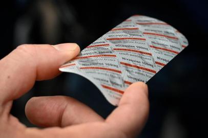  (FILES) In this file photo taken on February 26, 2020 a medical staff shows at the IHU Mediterranee Infection Institute in Marseille, a packet of Nivaquine, tablets containing chloroquine, a commonly used malaria drug that has shown signs of effectiveness against coronavirus, according to a study conducted in several Chinese hospitals. (Photo by GERARD JULIEN / AFP)Editoria: HTHLocal: MarseilleIndexador: GERARD JULIENSecao: diseaseFonte: AFPFotógrafo: STF<!-- NICAID(14467795) -->