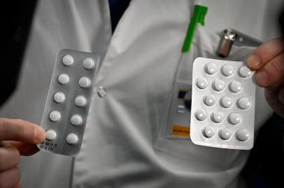  (FILES) In this file photo taken on February 26, 2020, medical staff shows o at the IHU Mediterranee Infection Institute in Marseille, packets of a Nivaquine, tablets containing chloroquine and Plaqueril, tablets containing hydroxychloroquine, drugs that has shown signs of effectiveness against coronavirus. - On March 29, 2020,a limited emergency-use authorization for two antimalarial drugs touted as game-changers by President Donald Trump has been issued by the US Food and Drug Administration to treat coronavirus patients. In a statement published Sunday, the US Department of Health and Human Services detailed recent donations of medicine to a national stockpile -- including chloroquine and hydroxychloroquine, both being investigated as potential COVID-19 treatments. (Photo by GERARD JULIEN / AFP)Editoria: HTHLocal: MarseilleIndexador: GERARD JULIENSecao: diseaseFonte: AFPFotógrafo: STF<!-- NICAID(14467794) -->