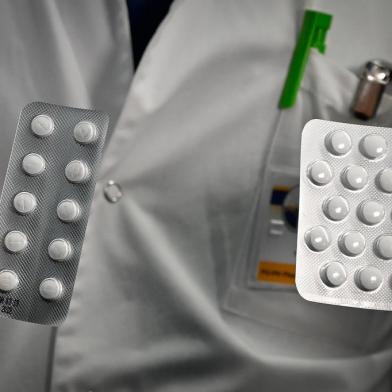  (FILES) In this file photo taken on February 26, 2020, medical staff shows o at the IHU Mediterranee Infection Institute in Marseille, packets of a Nivaquine, tablets containing chloroquine and Plaqueril, tablets containing hydroxychloroquine, drugs that has shown signs of effectiveness against coronavirus. - On March 29, 2020,a limited emergency-use authorization for two antimalarial drugs touted as game-changers by President Donald Trump has been issued by the US Food and Drug Administration to treat coronavirus patients. In a statement published Sunday, the US Department of Health and Human Services detailed recent donations of medicine to a national stockpile -- including chloroquine and hydroxychloroquine, both being investigated as potential COVID-19 treatments. (Photo by GERARD JULIEN / AFP)Editoria: HTHLocal: MarseilleIndexador: GERARD JULIENSecao: diseaseFonte: AFPFotógrafo: STF<!-- NICAID(14467794) -->