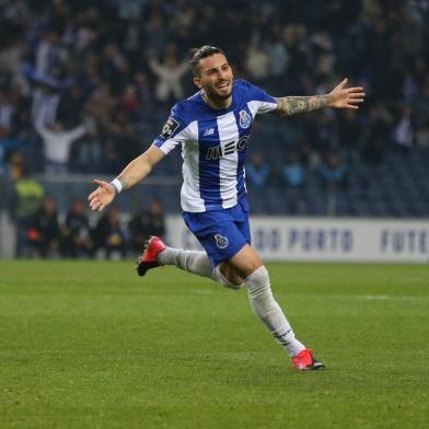 Alex Telles, Porto<!-- NICAID(14429916) -->