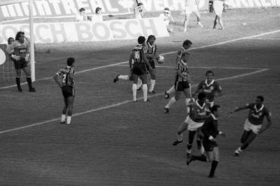  Internacional ganhou do Grêmio por 2 a 1, no Estádio Beira-Rio, em 1989.O Gre-Nal decide o finalista do Brasileirão do ano de 1988 (que havia  iniciado em setembro e parado em janeiro). Vitória do Inter no clássico que o levou à final do Campeonato Brasileiro.Clássico apelidado de Gre-Nal do Século. Quem conseguir a vaga estará na final do Brasileirão está garantido para disputar a Libertadores da América.-Jogador Diego Aguirre.-CRÉDITO: Arivaldo Chaves, Agência RBS, 12/02/1989-#Envelope: 76725<!-- NICAID(11595429) -->